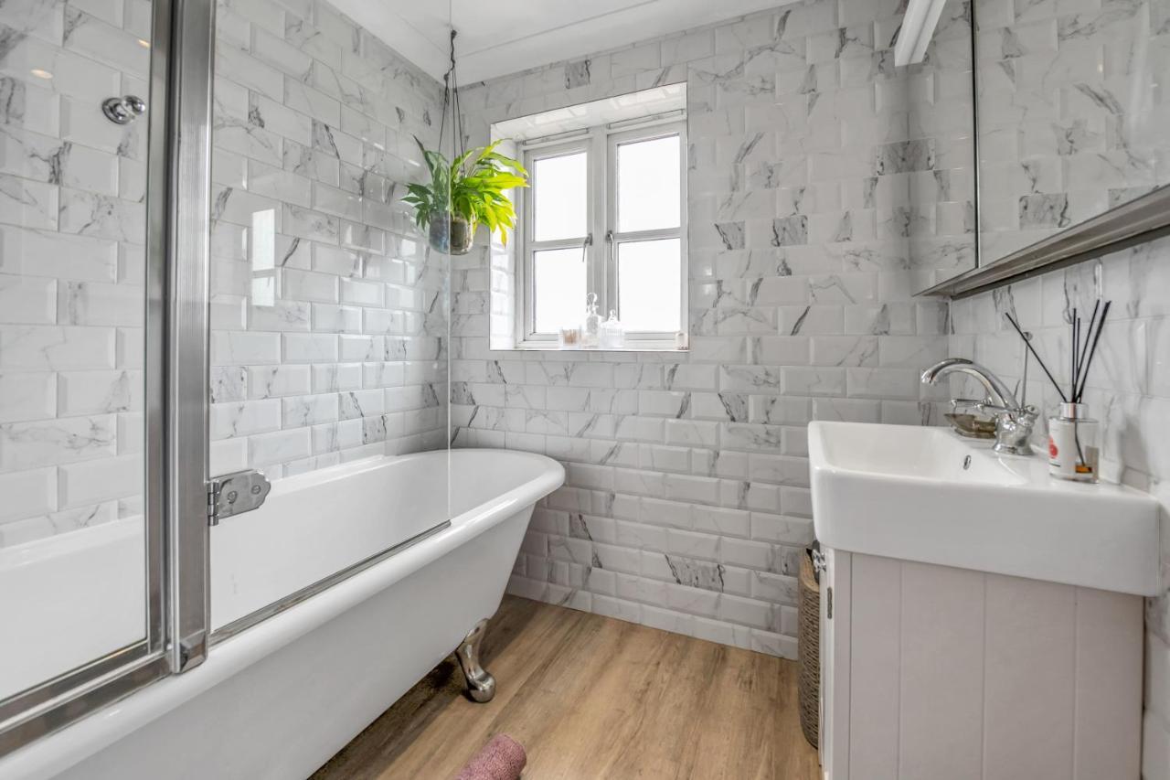 Stylish 3 Bedroom Townhouse For 5 Guests, Set In The Medieval Grid With Off Street Parking Bury St. Edmunds Экстерьер фото